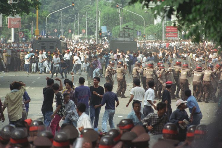 Suasana penyerbuan kantor PDI di Jalan Diponegoro 58, Menteng, Jakarta Pusat, 27 Juli 1996, oleh massa yang diduga pendukung Soerjadi, Ketua Umum PDI versi Kongres Medan, yang berakhir dengan bentrokan antara massa dan aparat keamanan. Saat itu, kantor PDI diduduki pendukung Megawati Soekarnoputri, Ketua Umum PDI versi
Kongres Surabaya.

Kompas/Eddy Hasby (ED)
27-07-1996

DIMUAT 19/5/15 HAL 5 *** Local Caption *** Kerusuhan PDIKerusuhan 27 Juli 1996: Penyerbuan kantor PDI di Jln Diponegoro

11.00 WIB: Massa yang memadati ruas jalan Diponegoro dan sekitarnya terus membengkak jumlahnya menjadi ribuan. Sejumlah aktivis LSM dan mahasiswa menggelar aksi mimbar bebas di bawah jembatan layang kereta api, dekat stasiun Cikini. Mimbar bebas ini kemudian beralih ke Jl Diponegoro. Aksi mimbar bebas ini kemudian dengan cepat berubah menjadi bentrokan terbuka antara massa dengan aparat keamanan.

13.00 WIB: Bentrokan terbuka antara massa dan aparat semakin meningkat, sehingga aparat terpaksa menambah kekuatan. Setelah itu massa terdesak mundur ke arah RSCM (Rumah Sakit Cipto Mangunkusumo), dan Jl Salemba. 