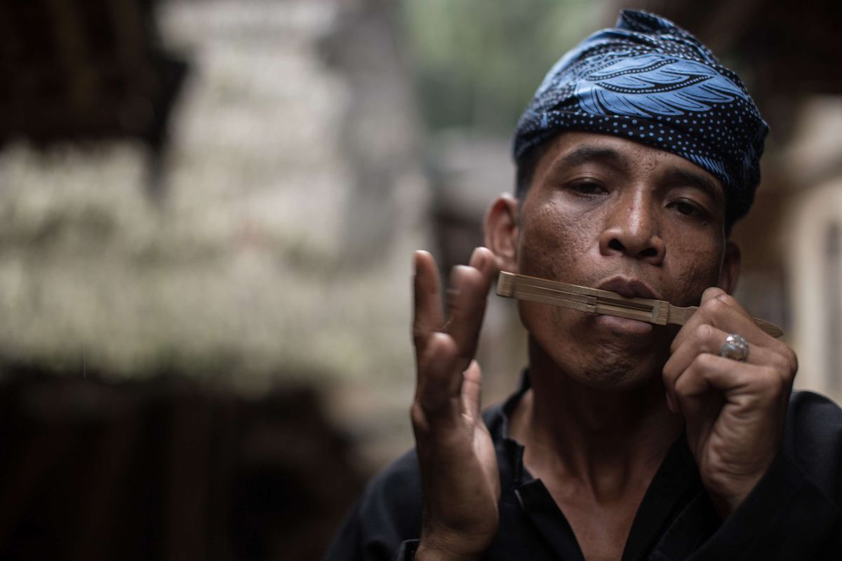 Warga Baduy bermain alat musik karinding di Desa Kanekes, Lebak, Banten, Selasa (1/3/2016).