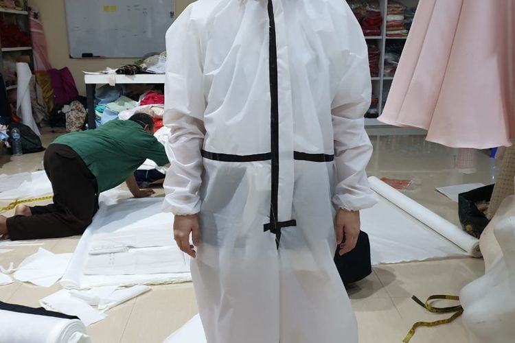 Desainer Ini Buat Baju  Hazmat setelah Lihat Tim Medis 