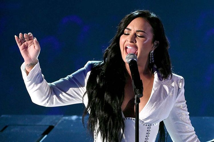 Penyanyi Demi Lovato untuk pertama kalinya kembali tampil setelah overdosis pada 2018. Ia tampil penuh emosional pada Grammy Awards ke-62 2020.