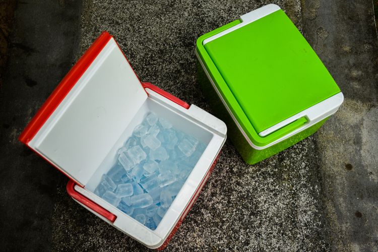 Ilustrasi cooler box untuk menyimpan es batu atau minuman segar. 