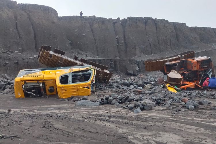 Dua alat berat tertimbun material pasir dan batu usai diterjang banjir lahar