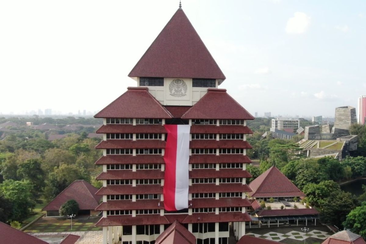 Kain merah putih raksasa membentang di Gedung Rektorat Universitas Indonesia, Depok, Jawa Barat. Pemasangan kain merah putih tersebut dilakukan oleh delapan anggota Unit Kegiatan Mahasiswa (UKM) Mapala UI.