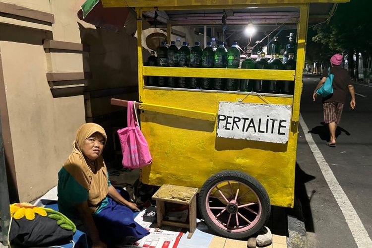 Kisah Lansia 24 Tahun Jualan Bensin demi Bertahan Hidup di Kota Madiun