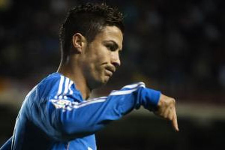 Gelandang Real Madrid, Cristiano Ronaldo, mengekspresikan keberhasilannya mencetak gol ke gawang Rayo Valecano pada lanjutan La Liga, Sabtu (2/11/2013).