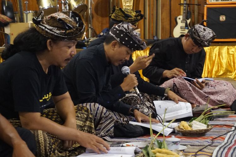 Kelompok anak muda yang mempelajari naskah kuno Lontar Yusuf di Banyuwangi, Jawa Timur, Jumat (30/11/2018).