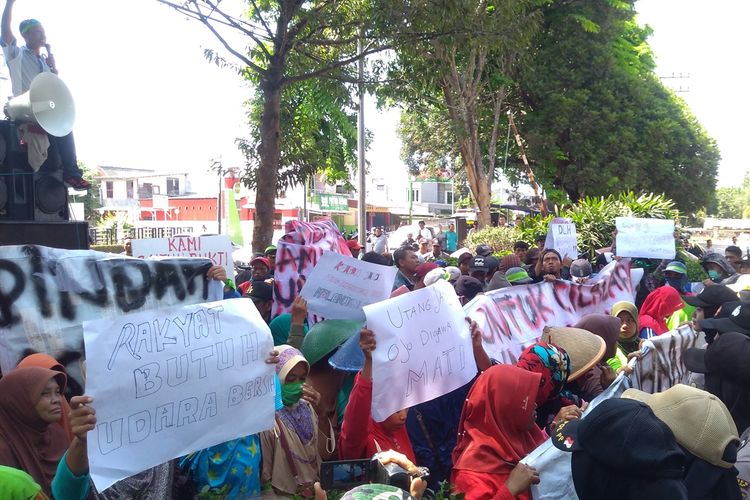 Warga terdampak pencemaran udara PLTU melakukan unjuk rasa di depan kantor Dinas Lingkungan Hidup Cilacap, Jawa Tengah, Senin (30/9/2019).