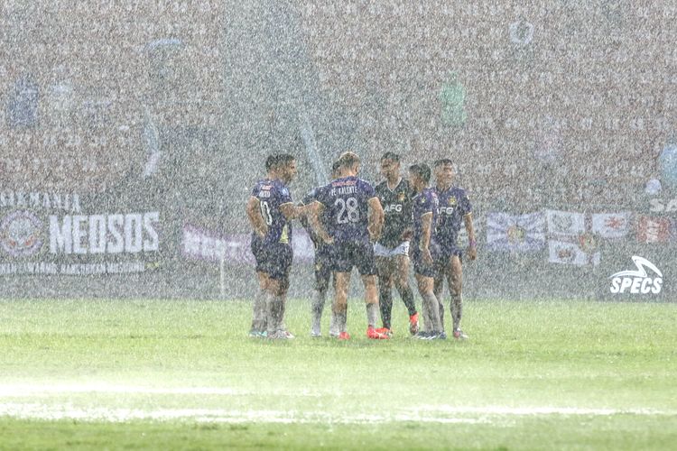 Hujan deras mengguyur Stadion Brawijaya arena laga pekan ke-28 Liga 1 2023-2024 antara Persik vs RANS Nusantara FC, Jumat (8/3/2024).