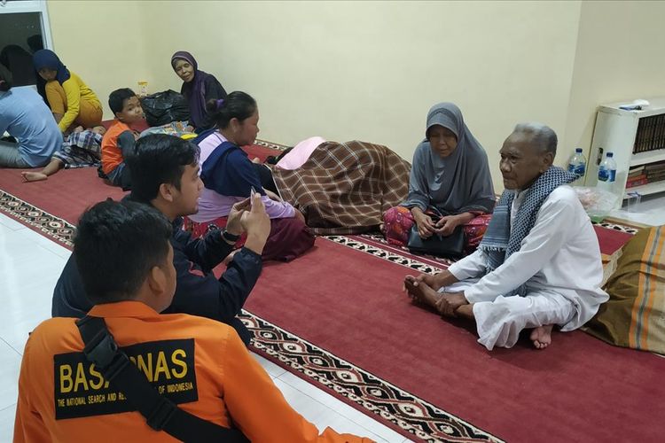 Petugas Pos SAR mengecek pengungsi di Masjid Ar Rasyid, Palabuhanratu, Sukabumi, Jawa Barat, Sabtu (3/8/2019).