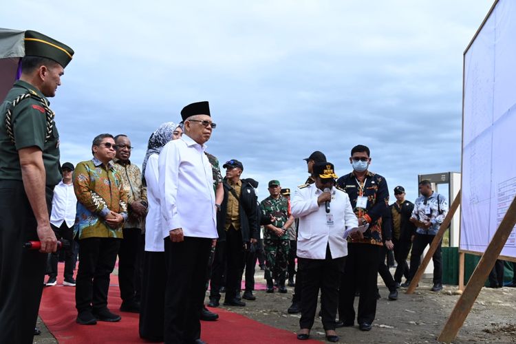 Wakil Presiden Ma'ruf Amin menghadiri acara peletakkan batu pertama atau groundbreaking pusat pemerintahan provinsi Papua Tengah di Nabire, Kamis (13/7/2023) 