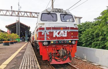 Ilustrasi.  PT Kereta Api Indonesia (KAI) membuka rekrutmen untuk lulusan D3, D4, S1, dan S2 melalui Job Fair Universitas Airlangga 2023.