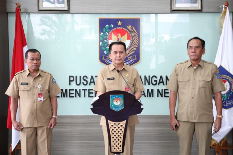 Pelaksana Harian (Plh) Direktur Jenderal (Dirjen) Bina Keuangan Daerah (Keuda) Kementerian Dalam Negeri (Kemendagri) Agus Fatoni umumkan realisasi APDB 2021. 