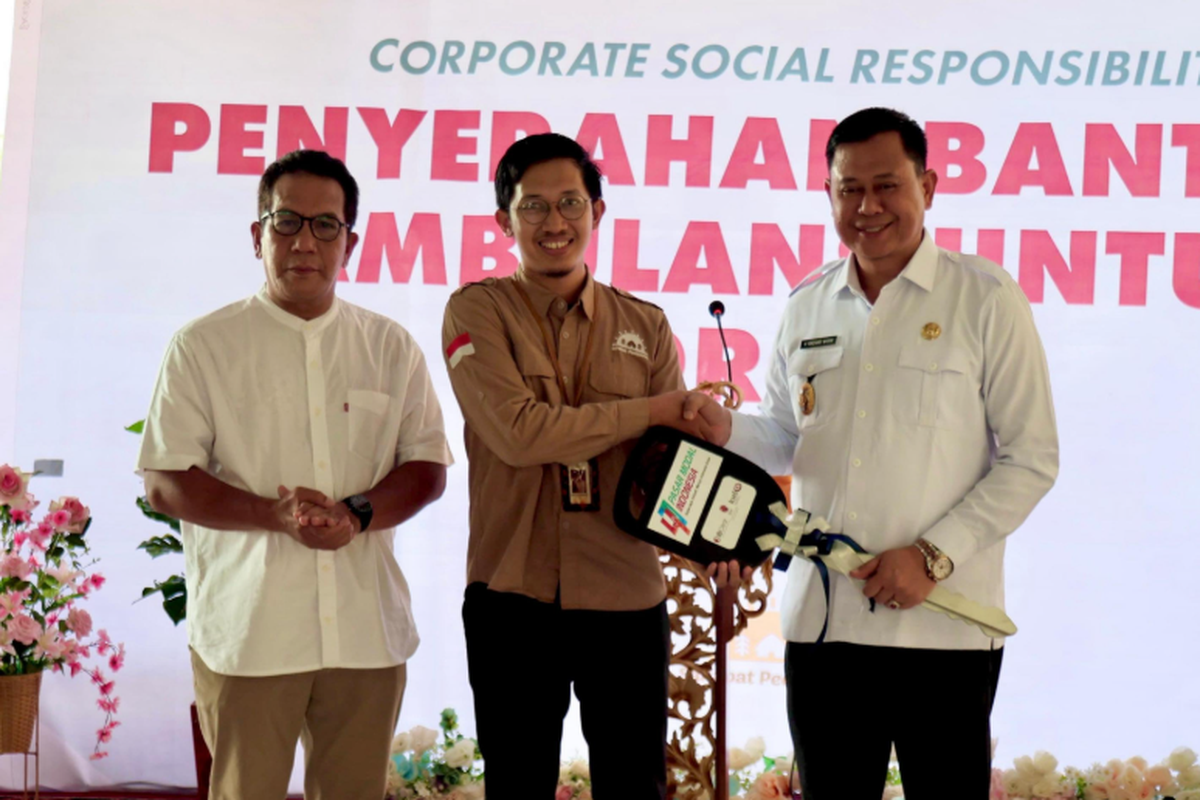 Direktur Utama KSEI Samsul Hidayat menyerahkan secara simbolis kunci ambulans kepada Ketua Yayasan Sahabat Pedalaman Wafiq Zuhair. 