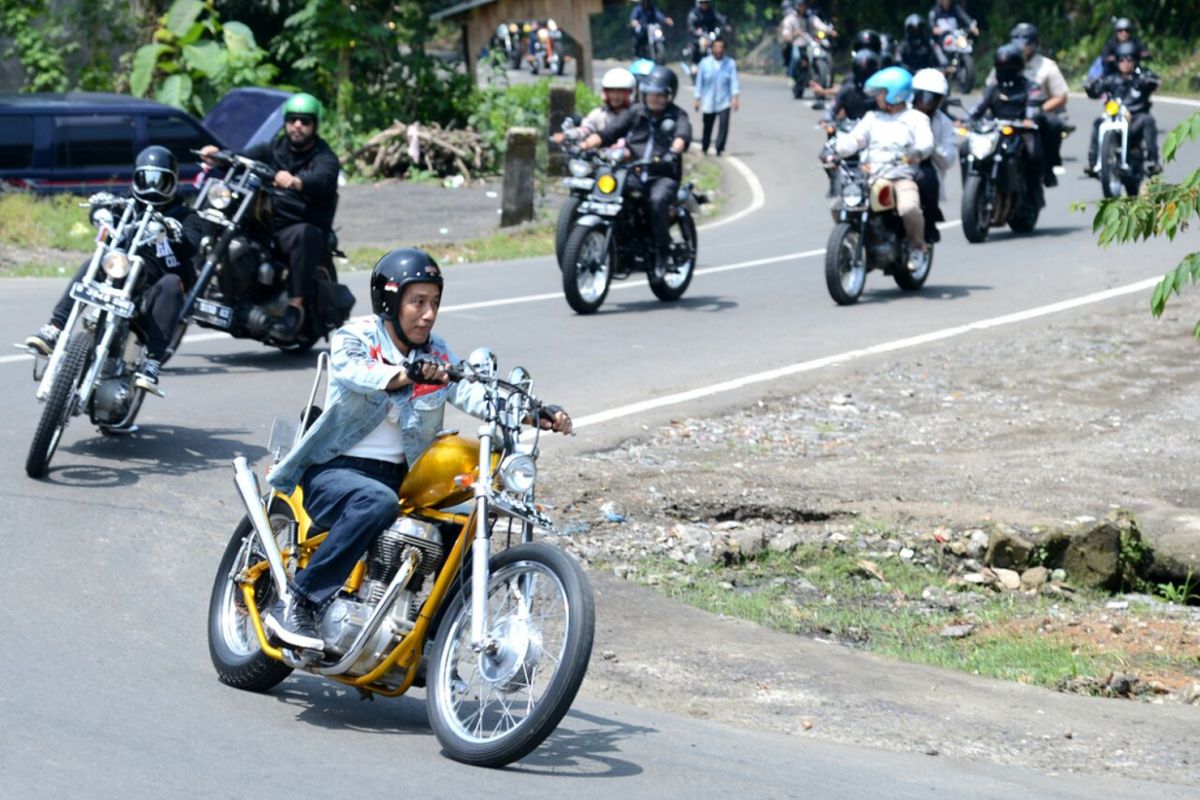 Presiden Joko Widodo dan rombongan bikers saat melakukan touring menggunakan motor chopper miliknya di Sukabumi, Jawa Barat, Minggu (8/4/2018). Di sela perjalanan itu, Jokowi sempat meninjau dua program padat karya yang dikerjakan oleh warga Sukabumi.
