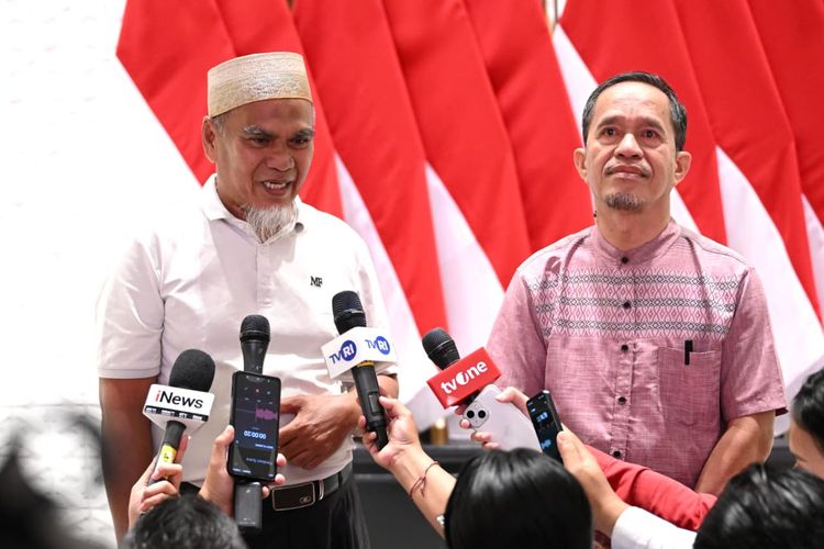 Raut lega dan haru terpancar dari wajah dua guru asal Kabupaten Luwu Utara, Sulawesi Selatan, Abdul Muis dan Rasnal, setelah menerima langsung surat rehabilitasi yang diberikan oleh Presiden Republik Indonesia Prabowo Subianto di Lanud Halim Perdanakusuma, Jakarta Timur, Kamis (13/11/2025). 