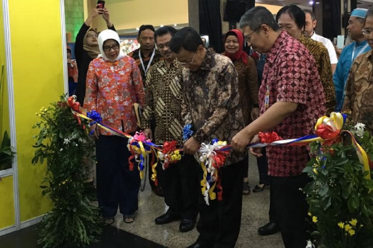 Hari Guru Nasional 2017 resmi dibuka pada Jumat (24/11/2017) di Gedung Plaza Insan Berprestasi, Jakarta. Plt. Dirjen Guru dan Tenaga Kependidikan Hamid Muhammad membuka rangkaian kegiatan dengan menggunting pita.