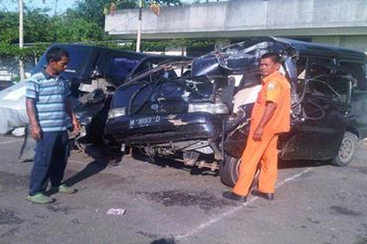 Mobil yang membawa lima penumpang dari Jakarta tujuan Brebes kecelakaan di Kilometer 56 Tol Jakarta-Cikampek di daerah Klari, Kabupaten Karawang, Jawa Barat, Selasa (7/2/2012)
