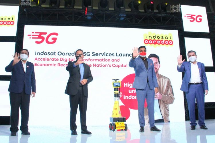 Peluncuran 5G Indosat di Jakarta, Kamis (26/8/2021), dihadiri oleh Director and Chief Operating Officer Indosat Ooredoo, Vikram Sinha (dua dari kanan), Director and Chief Finance Officer Indosat Ooredoo, Eyas Assaf (kanan), Gubernur DKI Jakarta, Anies Baswedan (dua dari kiri), dan Direktur Jenderal Sumberdaya dan Perangkat Pos dan Informatika Kementerian Komunikasi dan Informatika Republik Indonesia, Ismail (kiri).