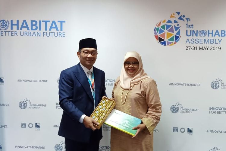 Gubernur Jawa Barat Ridwan Kamil menyerahkan cinderamata berupa kain yang didesain sendiri kepada Direktur Eksekutif UN-Habitat Yang Mulia Dato Maimunah Mohd Sharif sesaat sebelum sidang pertama UN-Habitat dimulai di Nairobi, Kenya, Afrika Timur, Senin (27/5/2019).