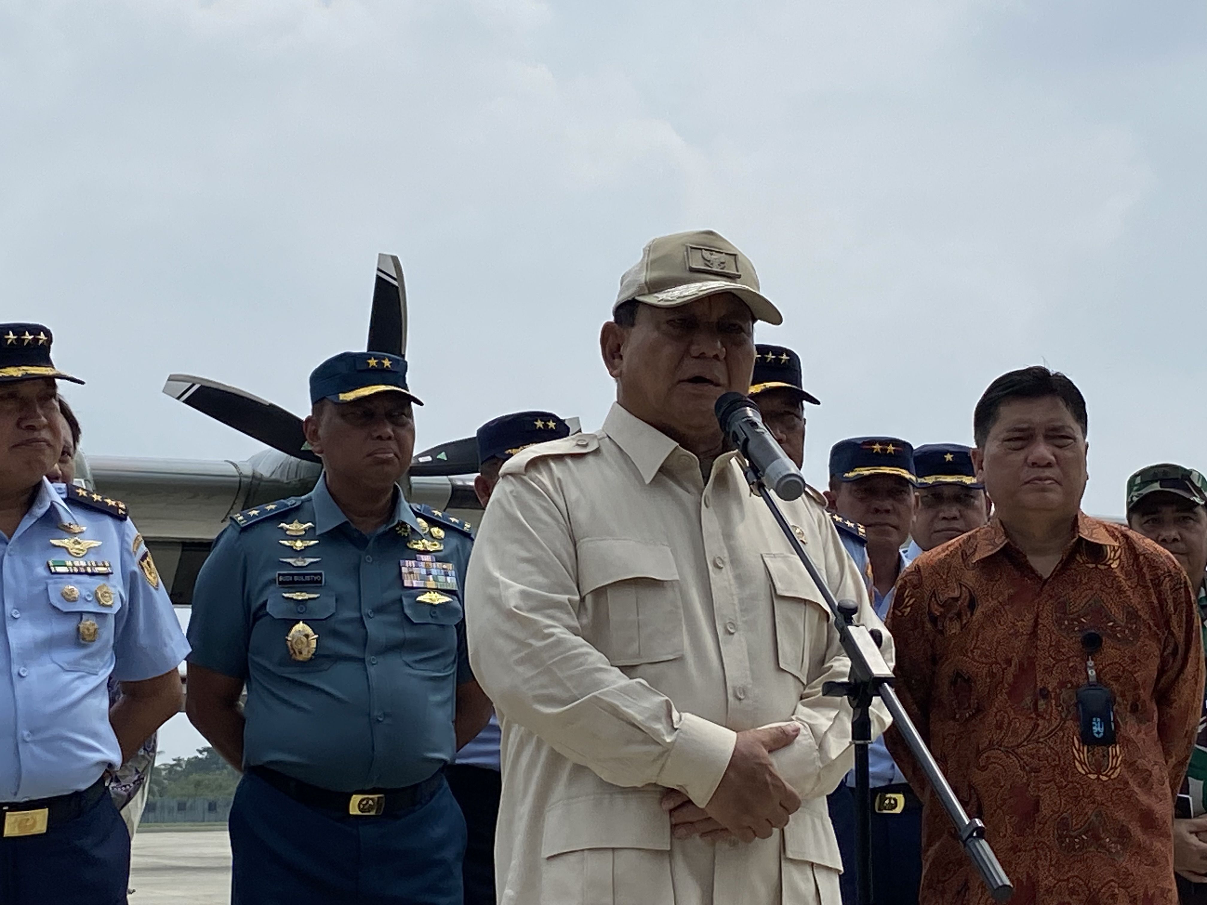 Prabowo Serahkan 5 Pesawat Angkut Ringan NC-212i ke TNI AU 