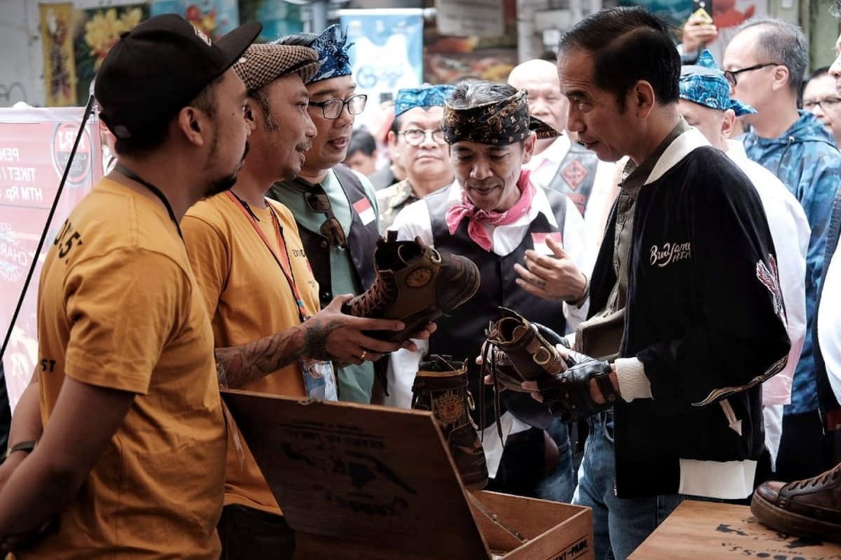 Presiden Joko Widodo saat membeli sepatu Exodos 57 seri Kearifan Lokal 2 di Bandung, Minggu (11/12/2018).