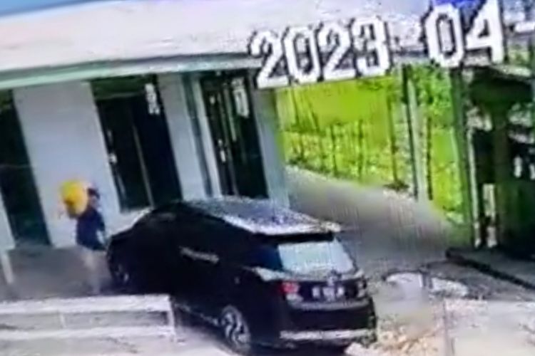 Pelaku pencurian beras di salah satu masjid di Desa Lapulu, Kecamatan Tinanggea, Kabupaten Konawe Selatan, Provinsi Sultra terekam CCTV milik warga.