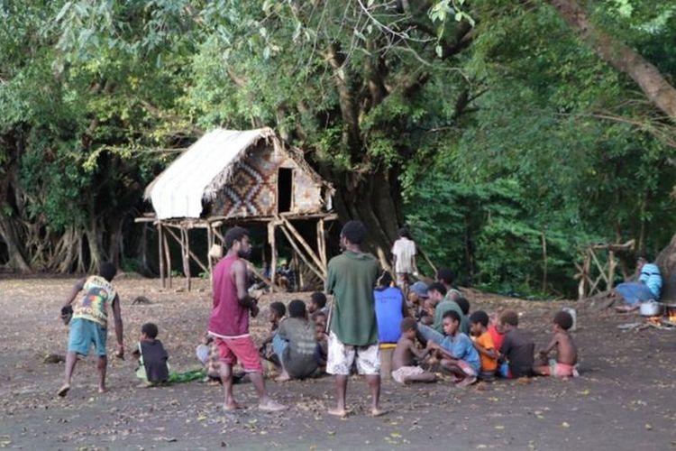 Para penduduk desa tinggal di rumah tradisional di hutan Tanna.