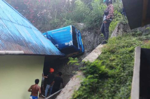 Mobil Angkot Tersangkut di Atap Rumah di Ambon, 7 Penumpang Terluka