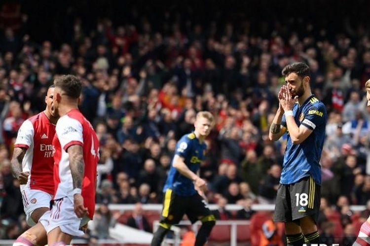 Reaksi playmaker Manchester United Bruno Fernandes usai sepakan penaltinya membentur tiang gawang Arsenal pada laga pekan ke-34 Liga Inggris 2021-2022 di Stadion Emirates, Sabtu (23/4/2022) malam WIB.