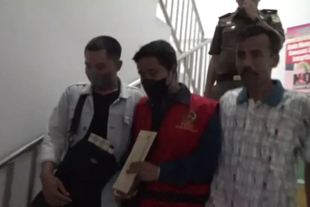 Kordinator pendamping PKH Kecamatan Galis, Kabupaten Bangkalan, Jawa Timur inilah AGA (37) menggunakan rompi merah ditahan oleh Kejari Bangkalan Kamis (14/7/2022) karena terlibat penggelapan dana bantuan PKH yang kerugiannya ditaksir mencapai Rp 2 miliar.