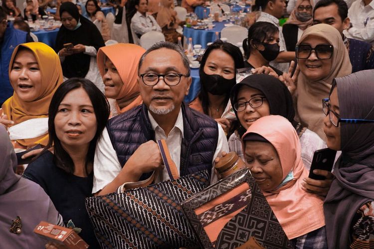 Ketua Umum Partai Amanat Nasional (PAN) Zulkifli Hasan saat mengunjungi pondok pesantren Darul Arqom Patean, Kendal, Jawa Tengah, Kamis (29/12/2022). 