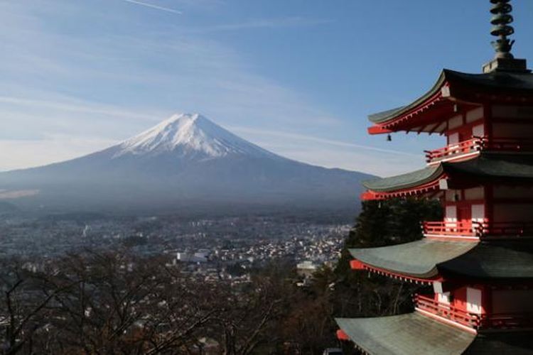 Gunung Fuji dengan latar belakang Pagoda Chureito di Prefektur Yamanashi, Jepang, Rabu (30/11/2016). 