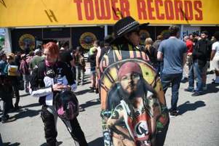 Para fans Guns N' Roses mengantre di luar Tower Records di Los Angeles untuk mendapatkan tiket konser kejutan band itu di Troubadour, Jumat (1/4/2016) malam. 
