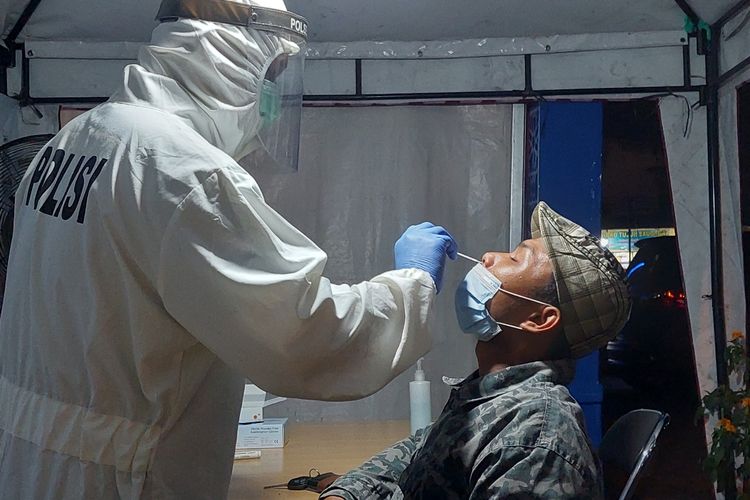 Salah seorang pemudik yang melakukan tes cepat antigen di posko penyekatan di Jalan Gatot Subroto, Jatiuwung, Kota Tangerang, pada Rabu (19/5/2021) malam.