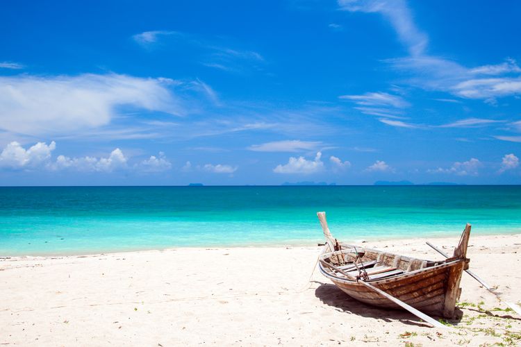 Sebuah pantai di Koh Lanta, Thailand