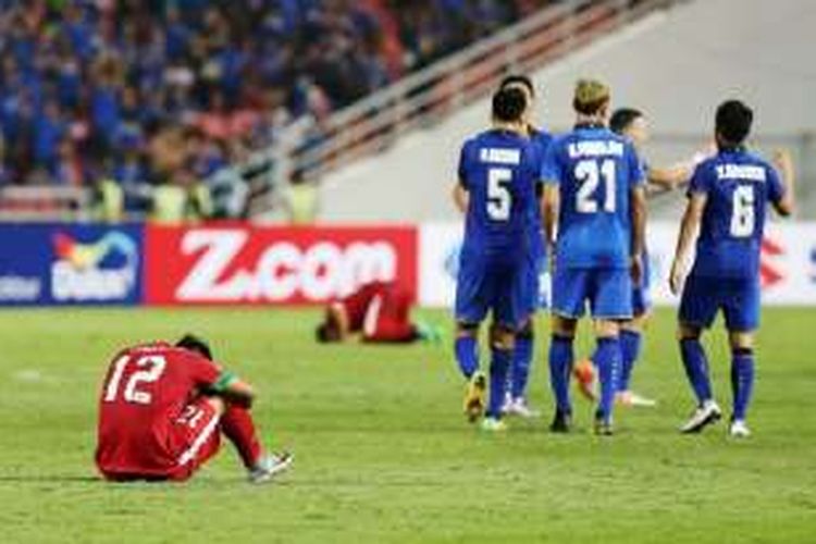 Striker timnas Indonesia, Lerby Eliandry, tertunduk saat wasit meniup peluit panjang pertanda akhir laga kedua final Piala AFF 2016 di Stadion Rajamangala, Bangkok, Thailand, Sabtu (17/2/2016) malam. 