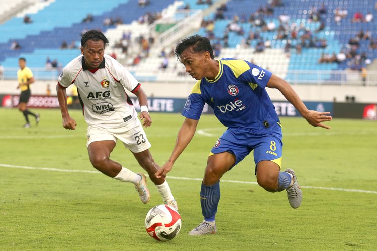 Pemain Arema FC Arkhan Fikri bersiap berduel dengan pemain Persik Kediri saat laga pekan ke-17 Super league 2025-2026 yang berakhir dengan skor 2-1 di Stadion Kanjuruhan Kepanjen, Kabupaten Malang, Minggu (11/1/2026) sore.
