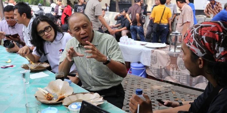 Mantan KSAD Jenderal (Purn) Pramono Edhie Wibowo berbincang dengan sejumlah pewarta foto yang tergabung dalam organisasi Pewarta Foto Indonesia Jakarta (PFIJ), di kawasan Bundaran Hotel Indonesia, Jakarta Pusat, Jumat (6/6/2014). Pertemuan ini dalam rangka silaturahmi rutin yang diadakan PFIJ dengan sejumlah tokoh di Indonesia untuk bertukar pikiran yang dikemas dalam diskusi santai.