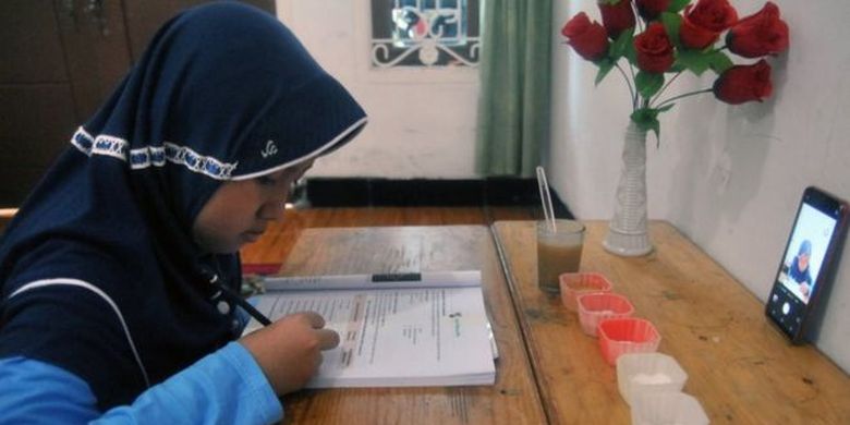 Seorang siswa SD mengerjakan ulangan praktek mata pelajaran IPA tentang Identifikasi Sifat Campuran melalui media daring di rumahnya, Desa Laladon, Ciomas, Kabupaten Bogor, Jawa Barat, (11/05).