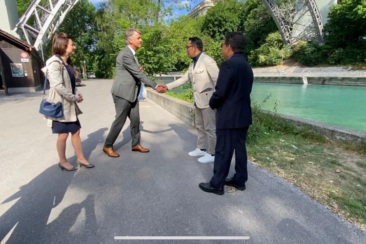 Gubernur Jawa Barat Ridwan Kamil mendapatkan dukungan dari Wali Kota Bern Alec Van Graffenried dalam mencari anak sulungnya yang hilang di Sungai Aaree, Eril. 