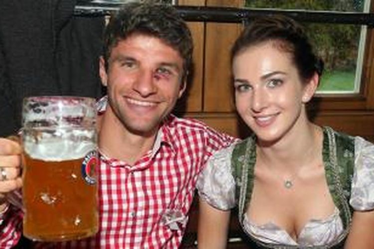 Striker Bayern Muenchen, Thomas Mueller (kiri, dengan luka memar di mata) bersama istrinya, Lisa. 