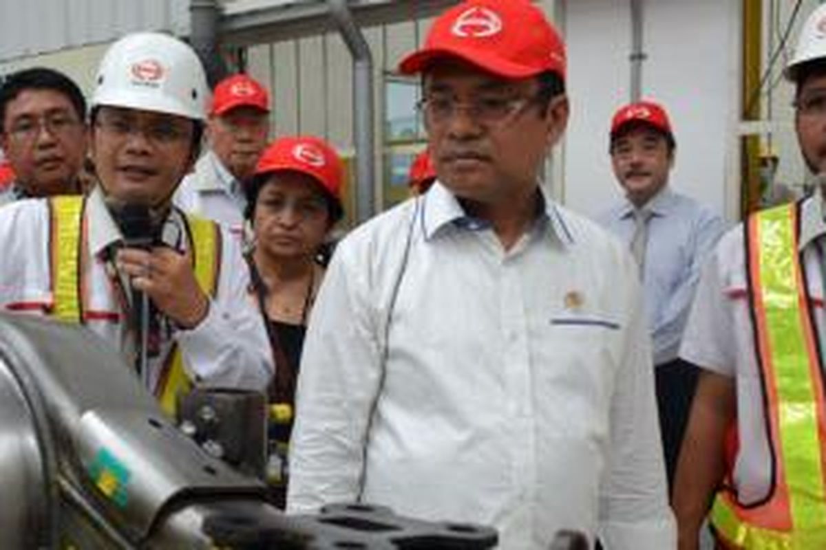 Menteri Perindustrian berkunjung ke pabrik Hino di Purwakarta, Jawa Barat, Selasa (4/11/2014).