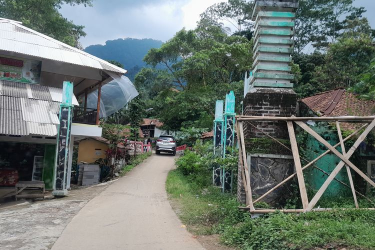 Jalan menuju TPS blankspot di Desa Mekarbuana, Kecamatan Tegalwaru, Karawang, Jawa Barat, Selasa (13/2/2024).