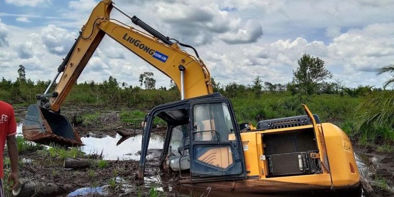 Eskavator yang dipakai untuk mengarap lahan sawah di Desa Mantangai Hulu terperangkap.