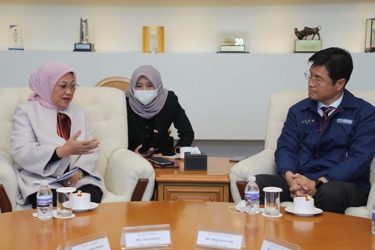 Menteri Ketenagakerjaan (Menaker) Ida Fauziyah melakukan kunjungan kerja ke perusahaan produsen kapal Hyundai Heavy Industry di Ulsan, Korea Selatan, Jumat (2/12/2022).