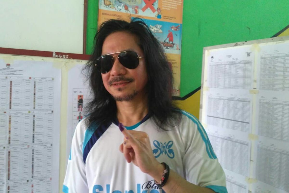 Gitaris Slank Abdee Negara memberikan hak suaranya di TPS 83 di kawasan Potlot, Duren Tiga, Jakarta Selatan, Rabu (17/4/2019).