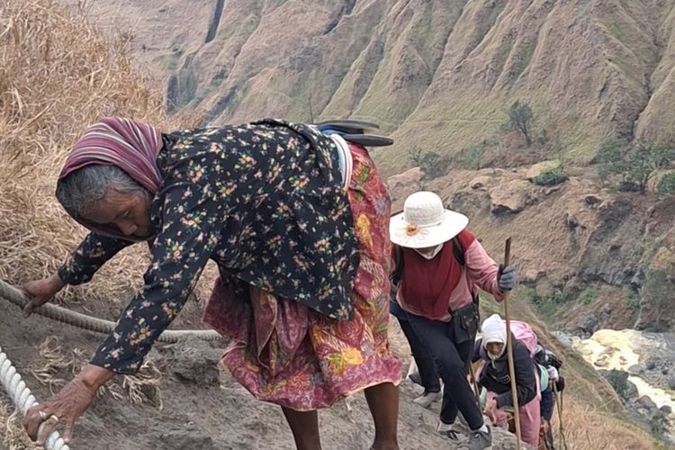 Seorang nenek nampak mendaki Gunung Rinjani, moment itu diunggah oleh seorang pendaki asal Jawa Tengah