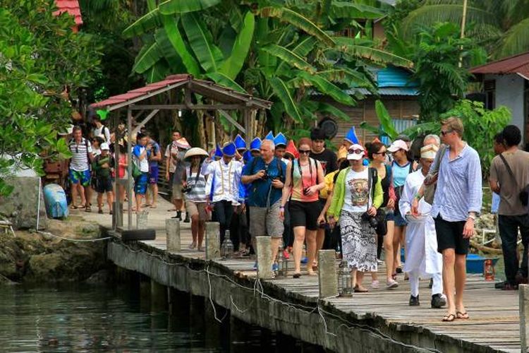 Sejumlah wisatawan asing saat berkunjung di desa wisata Bahoi, Minahasa Utara, Sulawesi Utara.