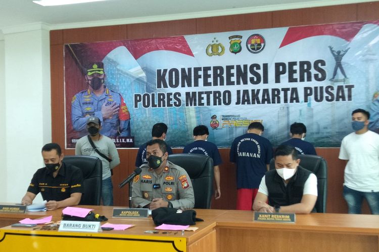 Polsek Metro Tanah Abang menangkap empat pelaku tindak kejahatan yang sering terjadi di kawasan Tanah Abang, Jakarta Pusat, dalam kurun waktu satu bulan terakhir.