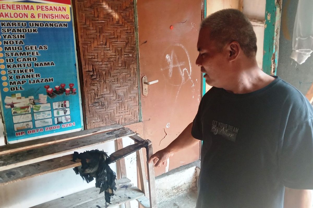 Seorang warga di Kabupaten Cianjur, Jawa Barat memerlihatkan kain sisa pembakaran di depan rumahnya yang diduga sengaja dilakukan OTK sebagai teror, Sabtu (10/8/2024)